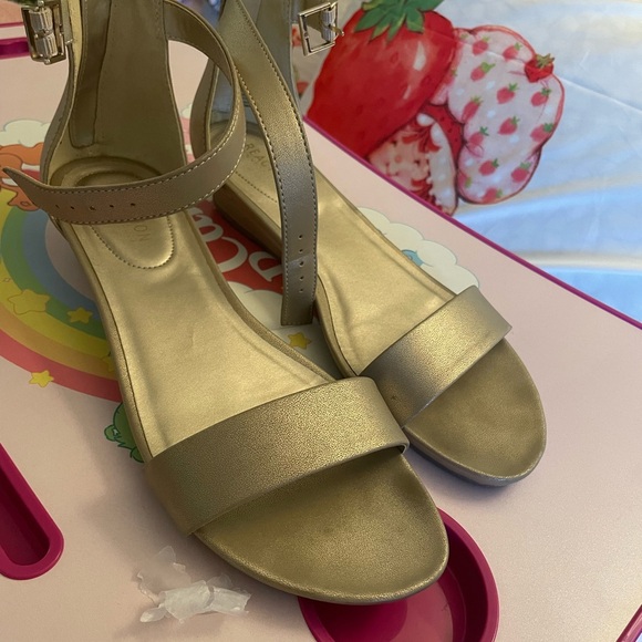 Kenneth Cole Reaction Gold Women's Sandals - Picture 1 of 6